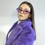 Lunettes de soleil violet tendance Betsy avec protection UV400, portées par une femme.
