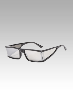 Blake-lunettes-soleil-gris-et-noir-streetwear-protection-UV400-femme-boutique-Izamel Lunettes de soleil Blake gris et noir streetwear Blake avec protection UV400, portées par une femme, disponibles chez Izamel.