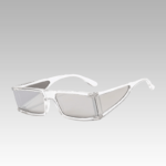 Lunettes de soleil gris streetwear Blake avec protection UV400, portées par une femme, disponibles chez Izamel.