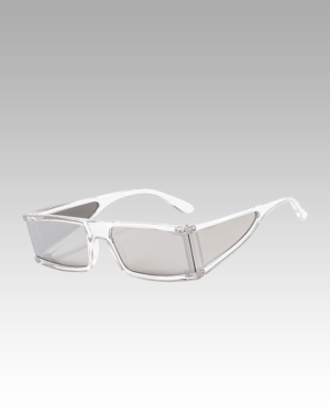Lunettes de soleil gris streetwear Blake avec protection UV400, portées par une femme, disponibles chez Izamel.