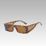 Lunettes de soleil léopard streetwear Blake avec protection UV400, portées par une femme, disponibles chez Izamel.