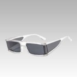 Lunettes de soleil noir et blanc streetwear Blake avec protection UV400, portées par une femme, disponibles chez Izamel.