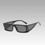 Lunettes de soleil noir streetwear Blake avec protection UV400, portées par une femme, disponibles chez Izamel.