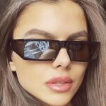"Lunettes de soleil streetwear Blake avec protection UV400, portées par une femme.