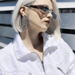 Lunettes de soleil streetwear Blake avec protection UV400, portées par une femme.