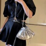 Chloé sac à bandoulière argenté en similicuir plissé, accessoire élégant pour femme.