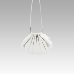 Chloé sac à bandoulière blanc en similicuir plissé, accessoire chic pour femme, disponible à la boutique Izamel.
