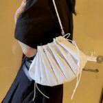 Chloé sac à bandoulière blanc en similicuir plissé, accessoire élégant pour femme.