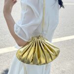 Chloé sac à bandoulière doré en similicuir plissé, accessoire chic pour femme.