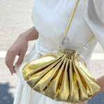 Chloé sac à bandoulière doré en similicuir plissé, accessoire chic pour femme.