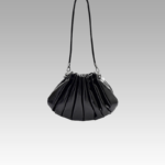 Sac à bandoulière Chloé noir en similicuir plissé pour femme, disponible chez Izamel, votre destination shopping de luxe.