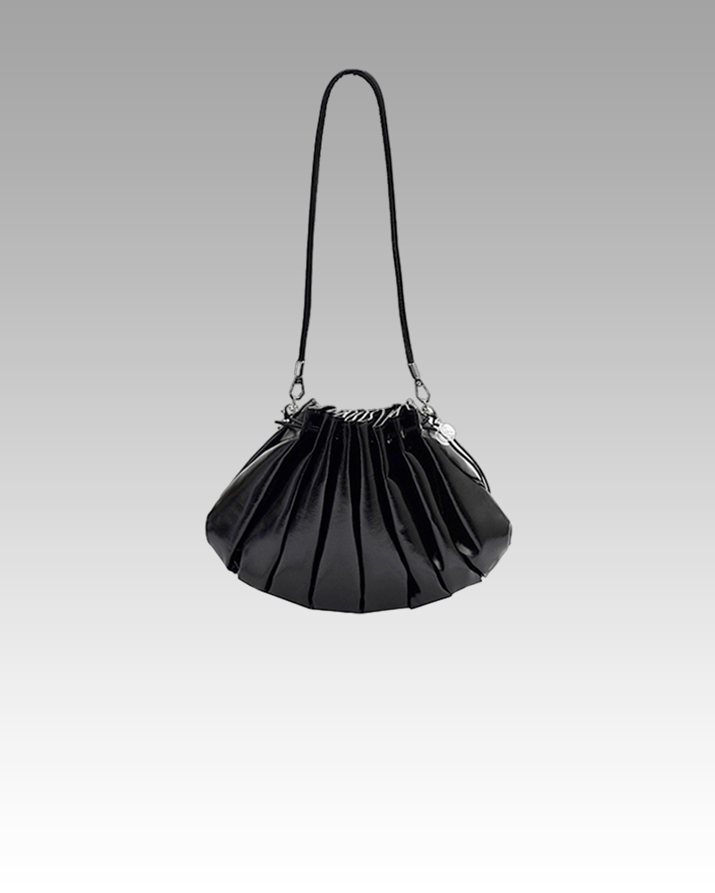 Sac à bandoulière Chloé noir en similicuir plissé pour femme, disponible chez Izamel, votre destination shopping de luxe.