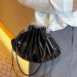 Chloé sac à bandoulière noir en similicuir plissé, accessoire chic pour femme."