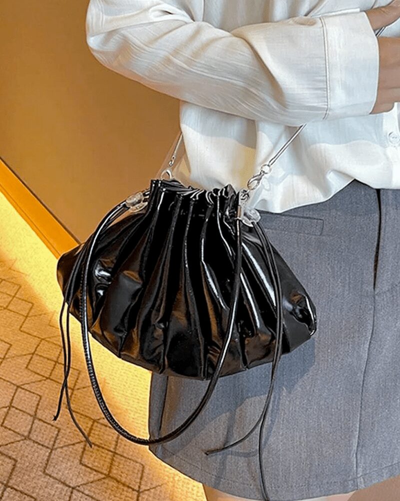 Chloé sac à bandoulière noir en similicuir plissé, accessoire chic pour femme."