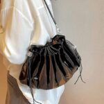 Sac à bandoulière noir en similicuir plissé Chloé pour femme, élégant et pratique pour un look sophistiqué.
