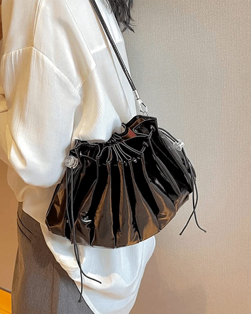 Sac à bandoulière noir en similicuir plissé Chloé pour femme, élégant et pratique pour un look sophistiqué.
