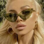Femme portant les lunettes de soleil Ciara classiques avec protection UV400.