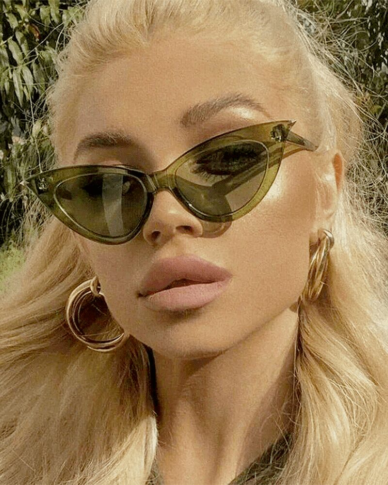 Femme portant les lunettes de soleil Ciara classiques avec protection UV400.