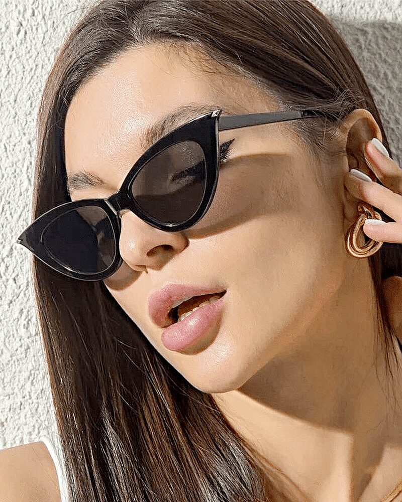 Femme portant les lunettes de soleil Ciara classiques avec protection UV400.