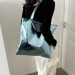 Sac à main fourre-tout Elsa bleu brillant - accessoire chic porté à l'épaule pour femme.