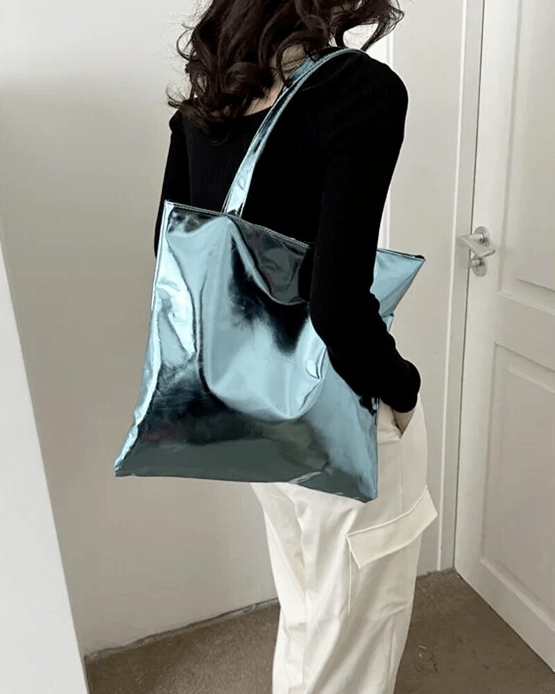Sac à main fourre-tout Elsa bleu brillant - accessoire chic porté à l'épaule pour femme.