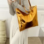 Sac à main fourre-tout Elsa orange brillant - accessoire chic porté à l'épaule pour femme.