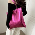 Sac à main fourre-tout Elsa rose brillant - accessoire chic porté à l'épaule pour femme.