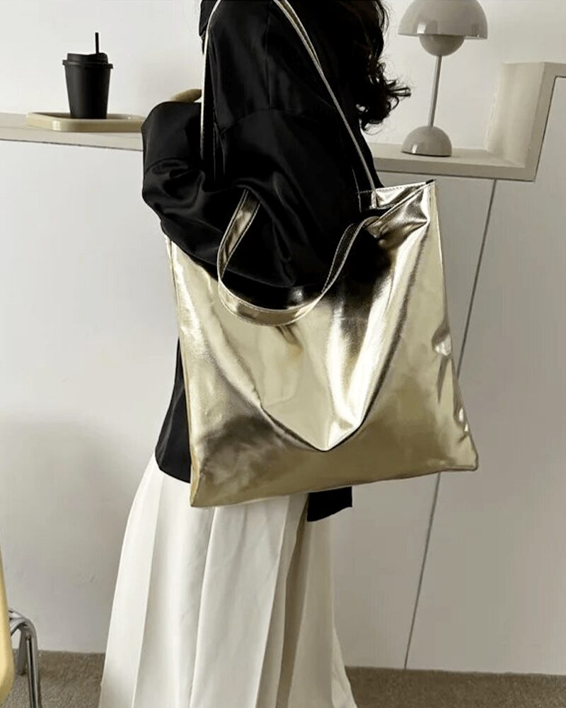 Sac à main fourre-tout Elsa couleur champagne brillant - accessoire chic porté à l'épaule pour femme.