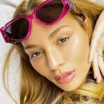 Femme portant des lunettes de soleil rose vintage Felicia - Protection UV400 - Boutique Izamel