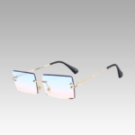 Lunettes de soleil Gracie rétro bleu et rose avec protection UV400 - Femme portant des lunettes de soleil - Boutique Izamel