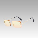 Lunettes de soleil Gracie rétro orange avec protection UV400 - Femme portant des lunettes de soleil - Boutique Izamel