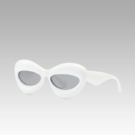 Lunettes de soleil originales Kelly blanches, offrant une protection UV400, portées par une femme. Disponibles chez Izamel.