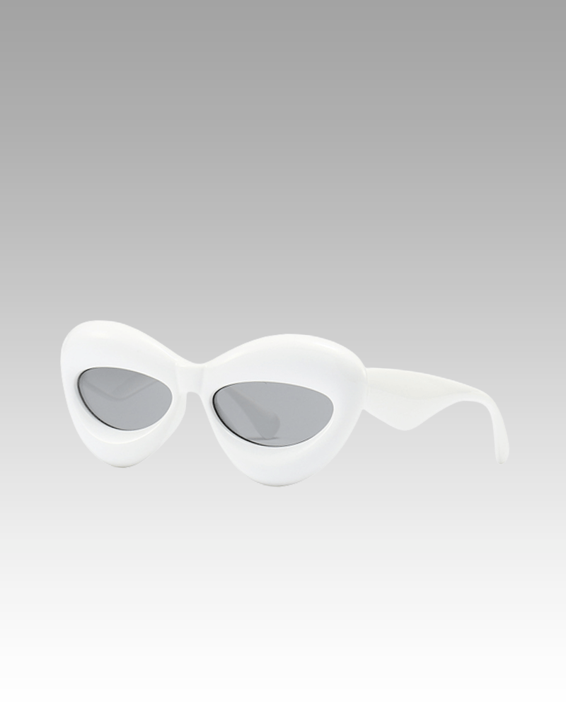 Lunettes de soleil originales Kelly blanches, offrant une protection UV400, portées par une femme. Disponibles chez Izamel.