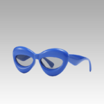 Illuminez votre style avec les lunettes de soleil Kelly bleues : Originales, avec protection UV400, portées avec élégance par une femme. Disponibles chez Izamel.
