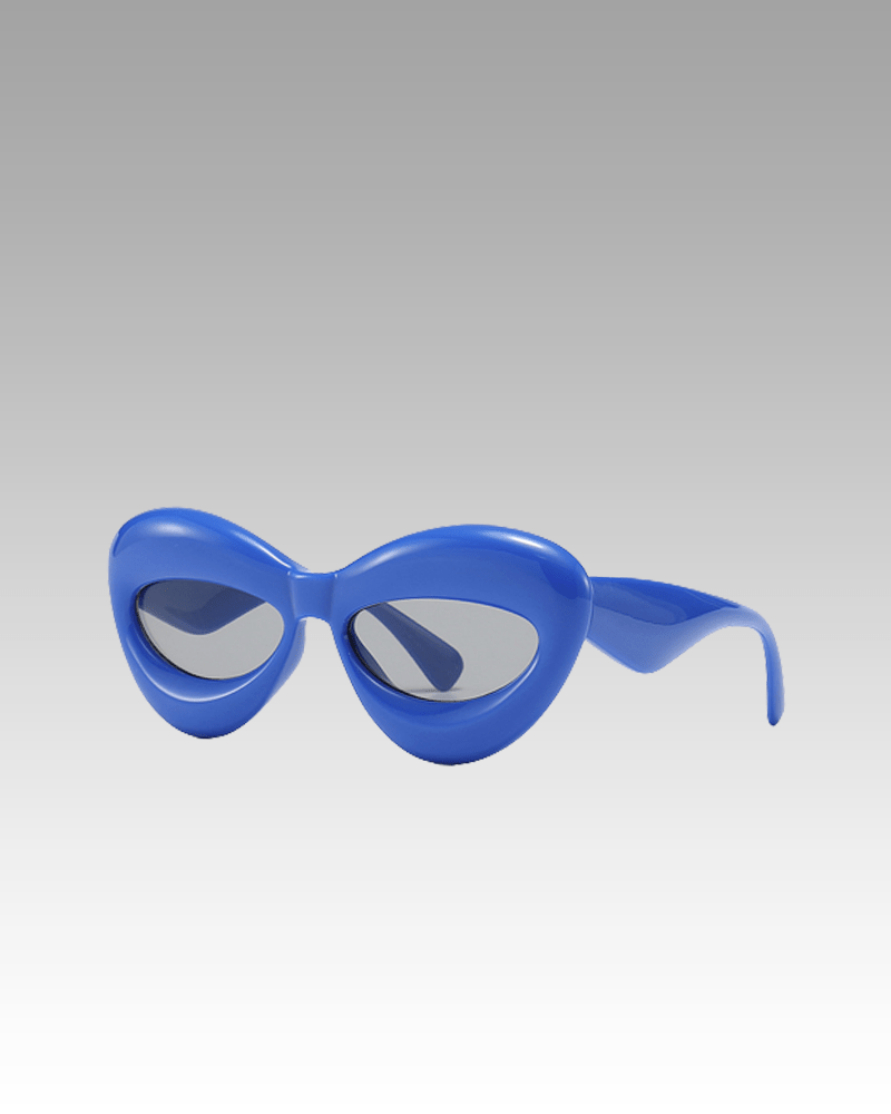 Illuminez votre style avec les lunettes de soleil Kelly bleues : Originales, avec protection UV400, portées avec élégance par une femme. Disponibles chez Izamel.