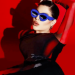 Lunettes de soleil originales Kelly bleues, offrant une protection UV400, portées par une femme.