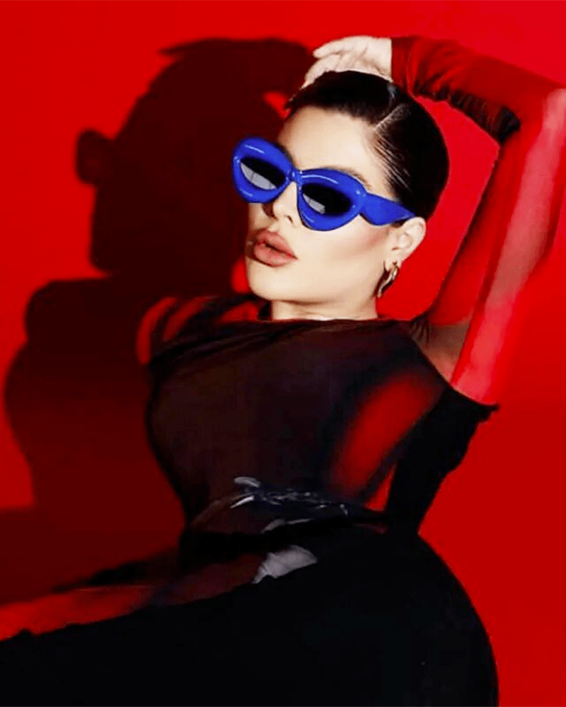 Lunettes de soleil originales Kelly bleues, offrant une protection UV400, portées par une femme.