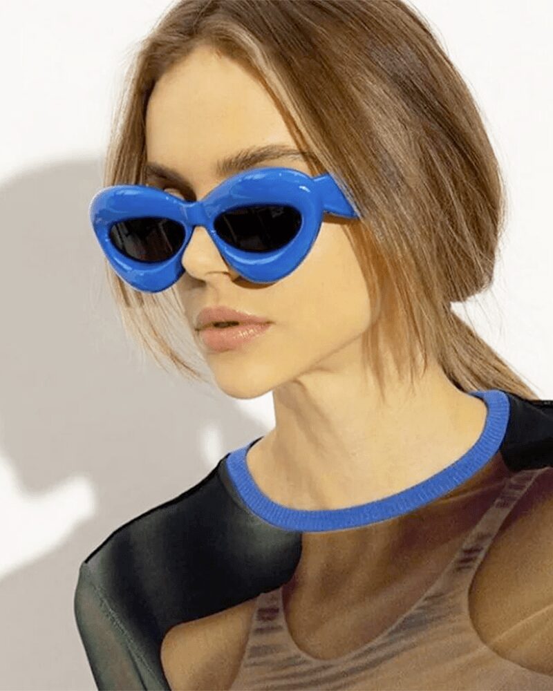 Lunettes de soleil originales Kelly bleues, offrant une protection UV400, portées par une femme.