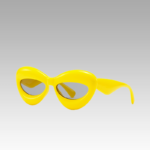 Lunettes de soleil originales Kelly jaunes, offrant une protection UV400, portées par une femme. Disponibles chez Izamel.