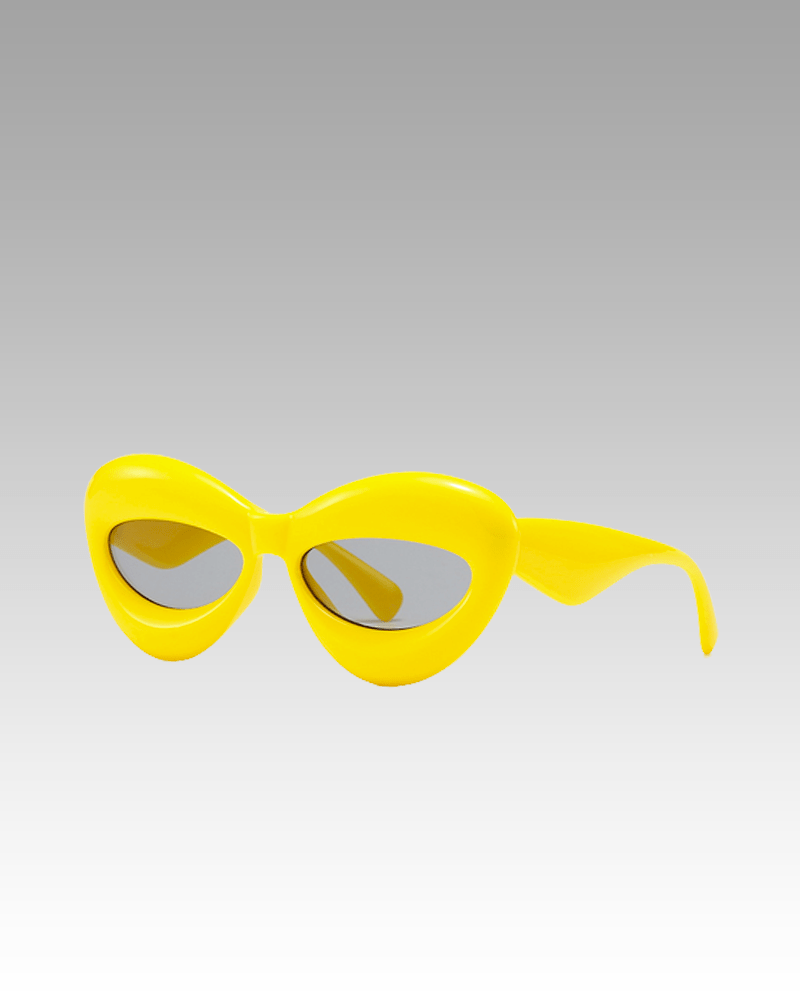 Lunettes de soleil originales Kelly jaunes, offrant une protection UV400, portées par une femme. Disponibles chez Izamel.