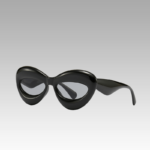 Lunettes de soleil originales Kelly noires, offrant une protection UV400, portées par une femme. Disponibles chez Izamel.