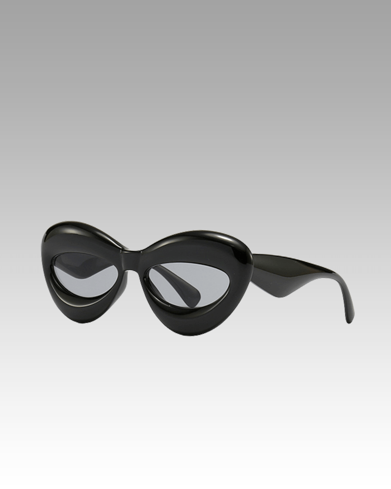 Lunettes de soleil originales Kelly noires, offrant une protection UV400, portées par une femme. Disponibles chez Izamel.