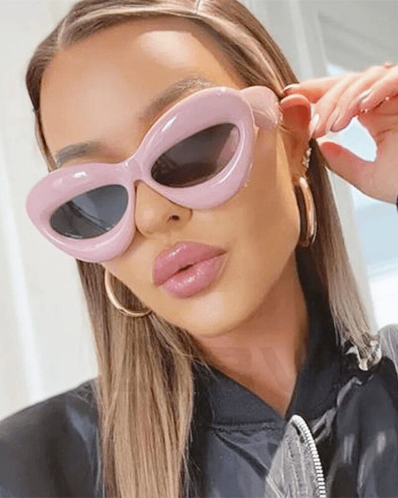 Femme portant la paire de lunettes Kelly roses pour une protection UV400, disponible chez Izamel.