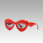 Femme portant des lunettes de soleil Betsy rouges pour une protection UV400, disponible chez Izamel.