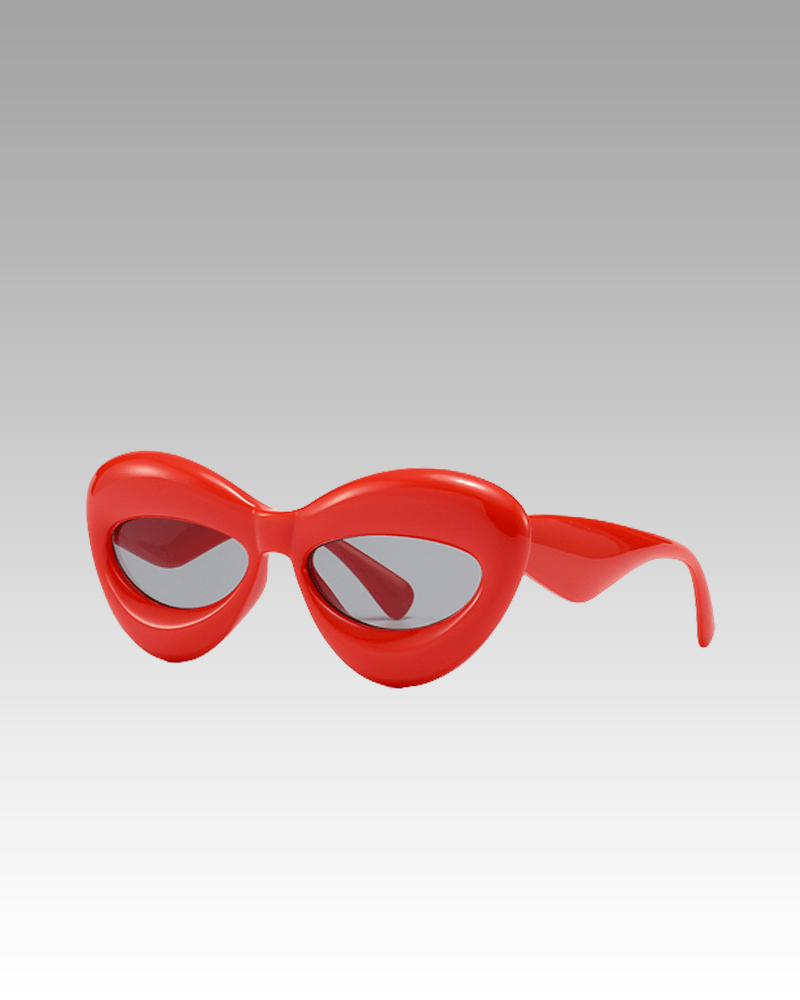 Femme portant des lunettes de soleil Betsy rouges pour une protection UV400, disponible chez Izamel.