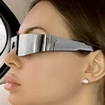 Lunettes de soleil argentées Kyle, accessoire de style streetwear avec protection UV400, portées par une femme.