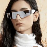 Lunettes de soleil argentées Kyle, accessoire de style streetwear pour femmes avec protection UV400, portées par une femme.