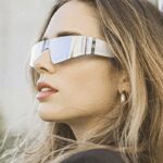 Lunettes de soleil argentées Kyle, accessoire streetwear avec protection UV400, portées par une femme.