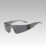 Lunettes de soleil noires Kyle : L'incarnation du style streetwear, offrant une protection UV400, disponibles chez Izamel pour les femmes à la recherche de l'ultime accessoire mode.