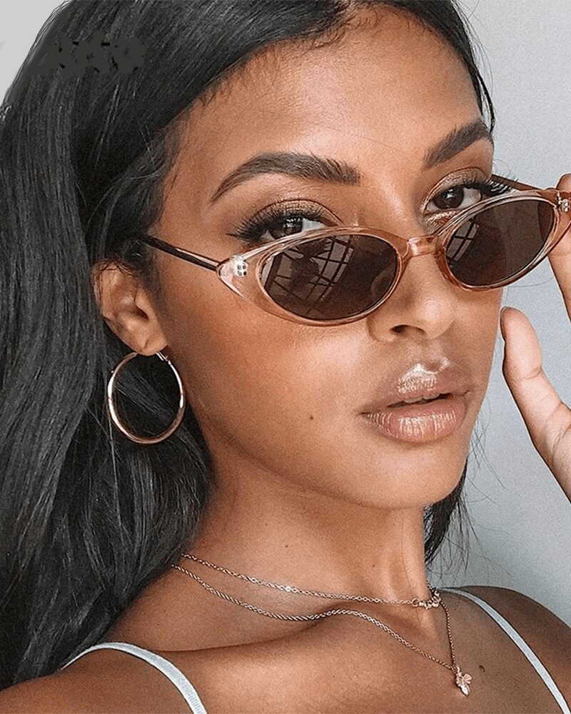 Un éclat raffiné avec les lunettes de soleil Lesly couleur Champagne. Disponibles avec protection UV400 chez Izamel.